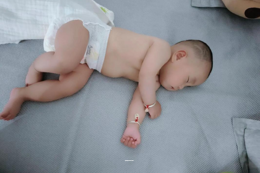 白山宝宝拉屎有黑色颗粒